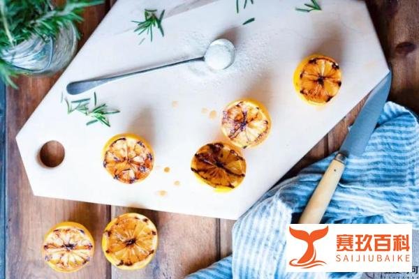 夏日微醺指南--石榴伏特加鸡尾酒配柠檬和迷迭香。