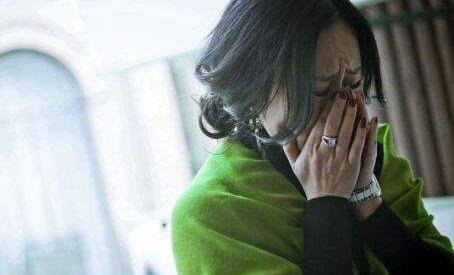 爱上小10岁男友,给他买2套房9辆车,神秘电话让她认清真相,怎么回事?