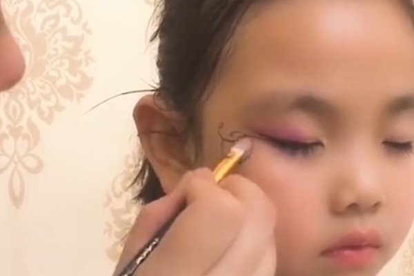 孩子舞台妆怎么画