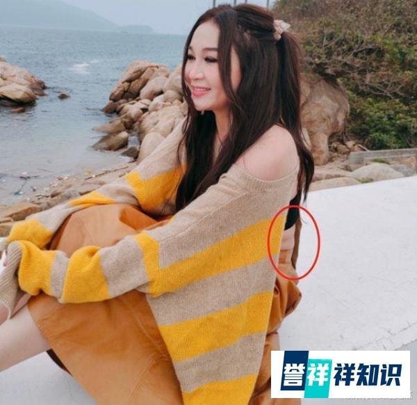 温碧霞与老公甜蜜出游,55岁打扮似少女,老公头发稀疏细纹明显