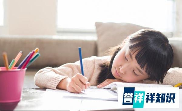 男孩背书录视频意外记录地震瞬间,书架晃动,男孩及家人反应迅速