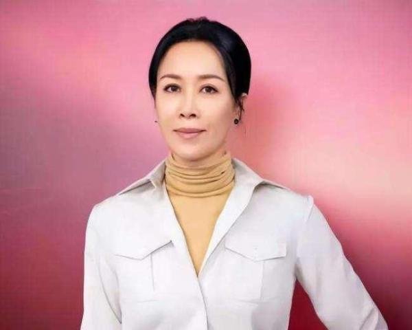 54岁那英和女儿现身英国豪购，14岁女儿长腿吸睛