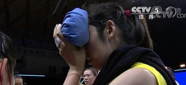 朱婷被打到眼睛 这是咋情况？