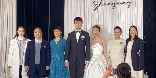 王鸥带何九华出席妹妹婚礼，她给妹妹送上了怎样的礼物与祝福？