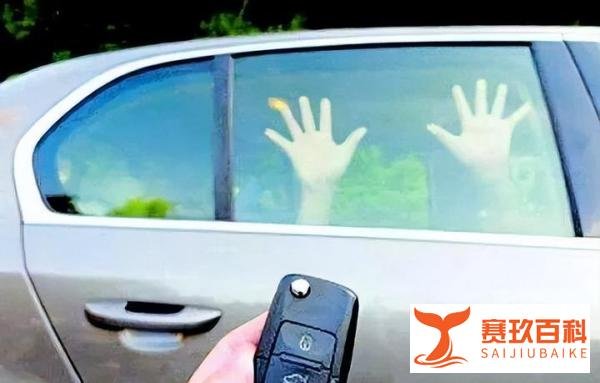太危险!夫妻爬泰山将孩子独留车内4小时,警方对其批评教育!