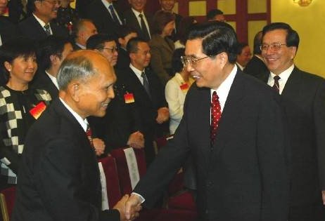 霍英东是葬在八宝山吗？