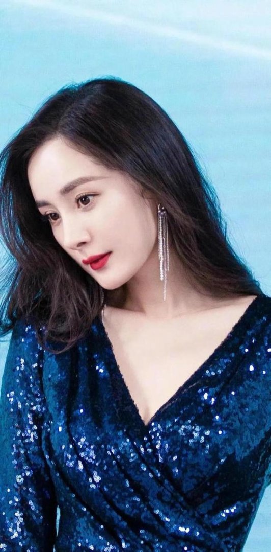 杨幂在节目上说：“我们这一行，只要和导演睡上一觉，说不定明天就成为一线了。”