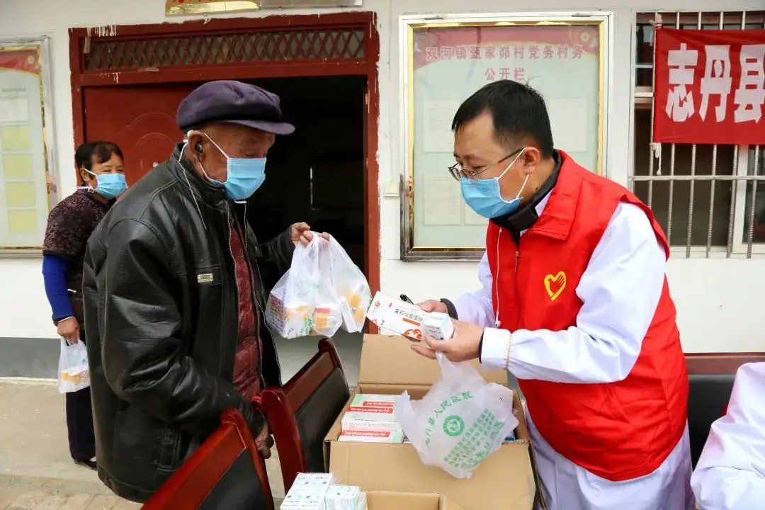 河北一男子将上门送药志愿者打出血被拘,双方到底是因何发生争执的?