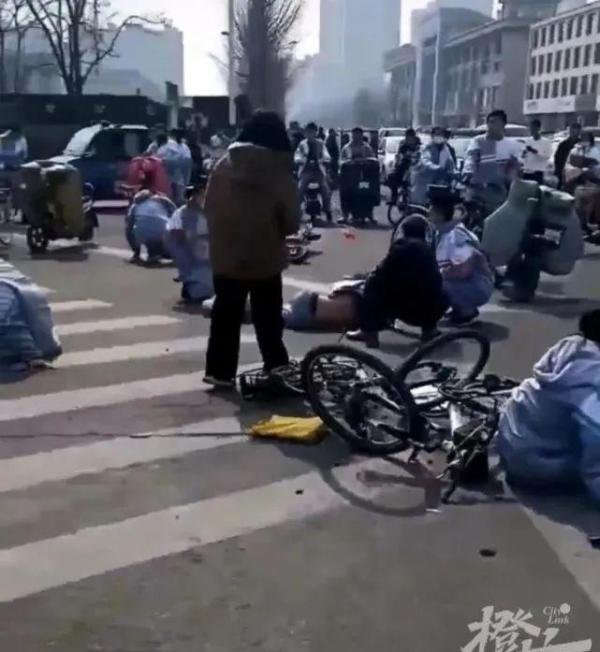 河北一轿车撞击学生致多人受伤
