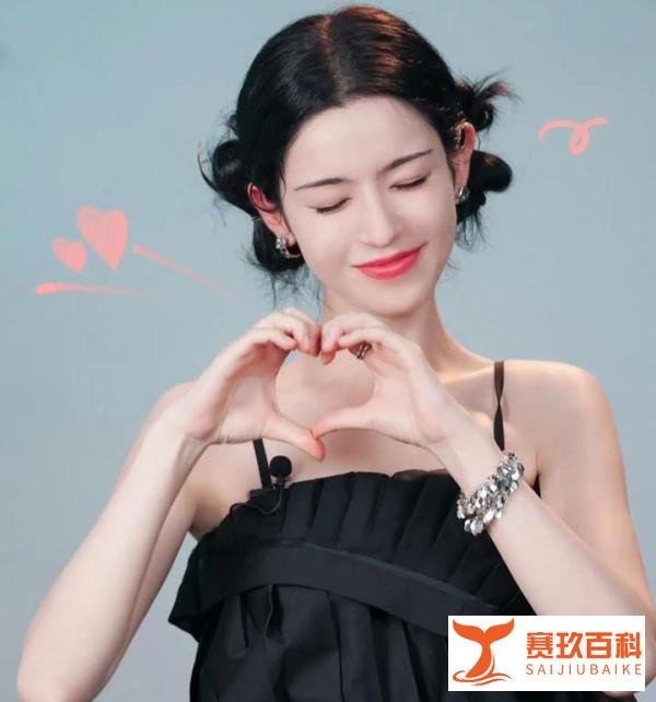 哈尼克孜恋情曝光，与神秘高个子男子甜蜜牵手