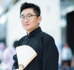 德云社翻车,人民网狠批陈霄华事件,郭德纲是怎么回应的?