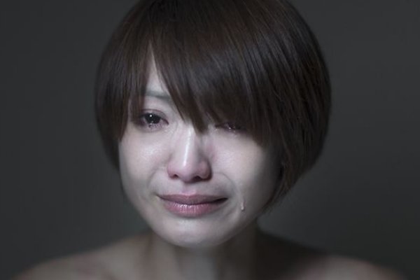 喝下吧醉人的酒，忘了吧哪些忧愁，情到深处覆水难收，是那首歌里的歌词