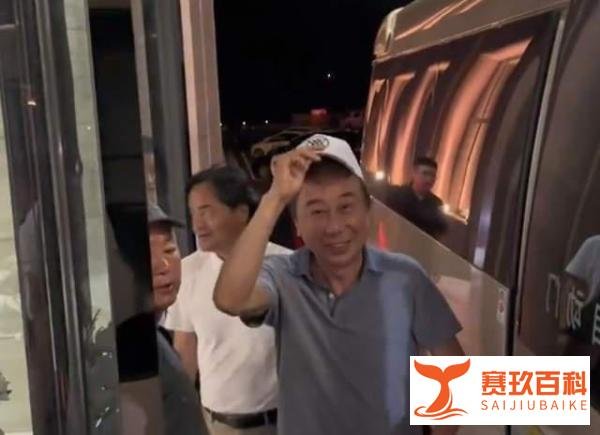 曝冯巩吉林出席活动遭围观,粉丝热情呼喊,冯巩脱帽鞠躬引发热议