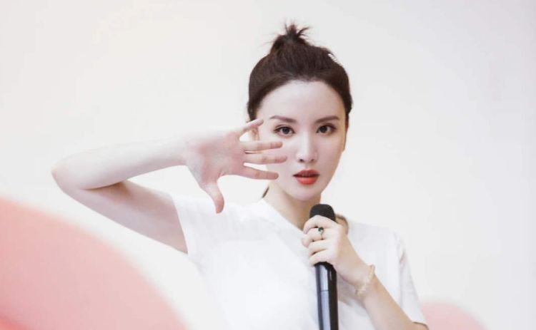 黄圣依看伊能静表情,是否透露出一种不屑的表情?