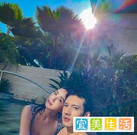 英皇阿Sa和关智斌晒游泳照，帅气男女，同游半个地球很厉害