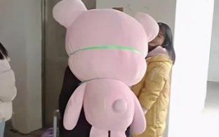 女生放假将玩偶绑在背上带回家，为何女生都喜欢玩偶
