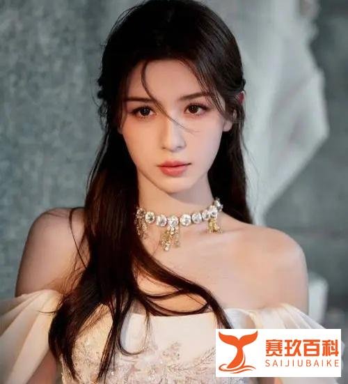 哈尼克孜恋情曝光，与神秘高个子男子甜蜜牵手