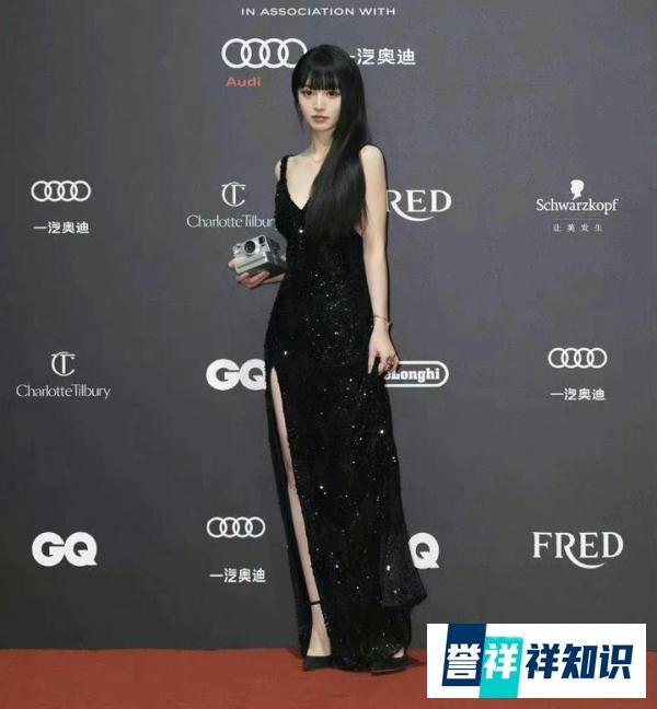 红毯连换三套造型,田曦薇绝美高衩黑礼服,恶女脸登热搜秒变反派