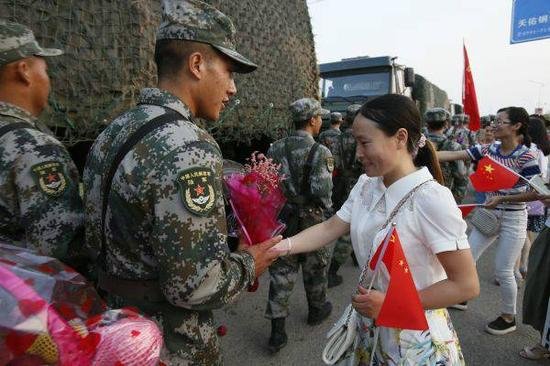 百姓冒雨追车送抗洪战士熟鸡蛋,其目的是什么?