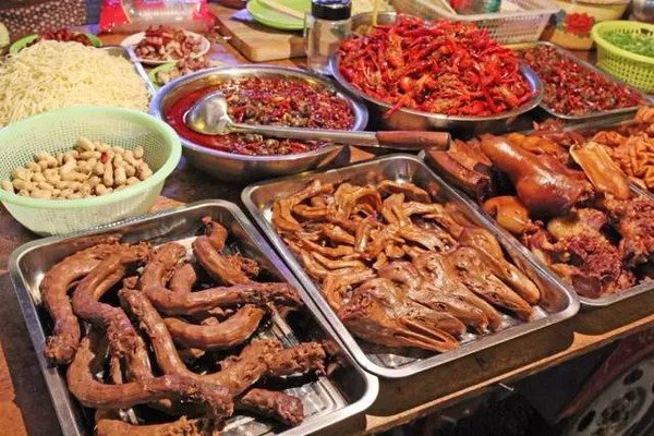 西安一物理学硕士摆摊卖卤味引热议，他为此做出了哪些努力？
