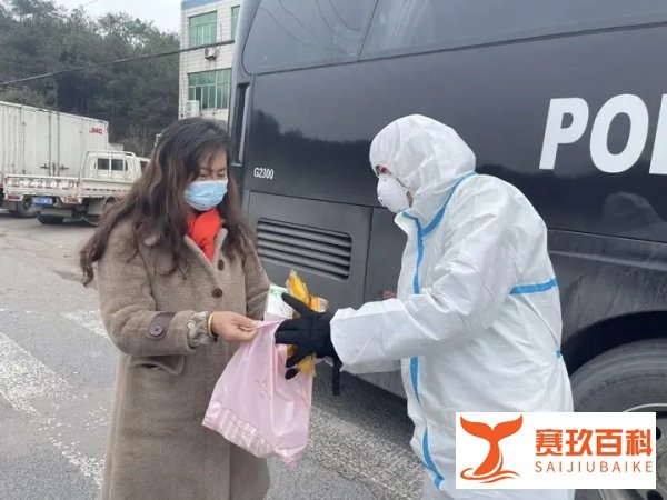 “谢谢你们，疫情期间有你们这些大白实在是太温暖了！”