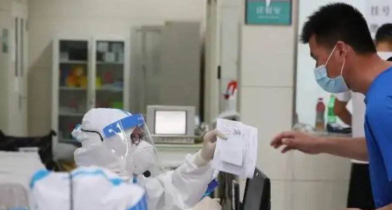 西安一家4口未按要求参与核酸检测并隐瞒发烧症状,最终得到了什么处罚?