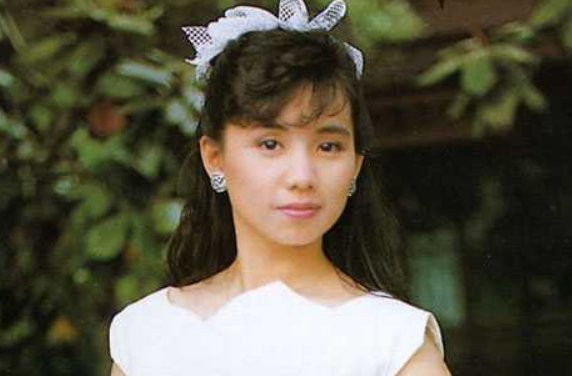 山川载不动太多悲哀 岁月禁不起太长的等待 春花最爱向风中摇摆表达着什么