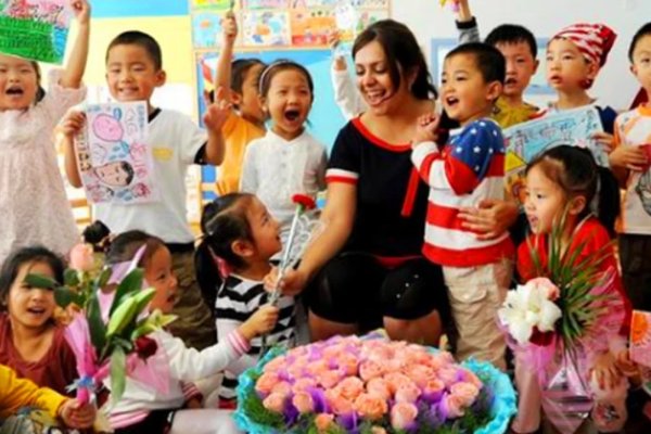 班主任强令学生送礼，为何家长都不愿意反抗呢？