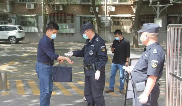 厦门一男子欲向小学捐百万元被保安阻拦,该男子为何会这样做?