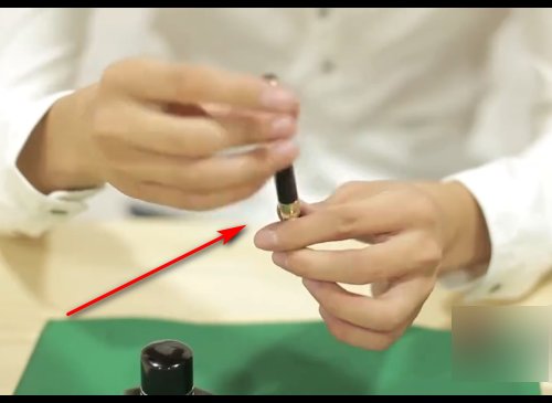 英雄牌螺旋式钢笔怎么吸墨