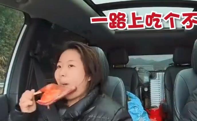 丈夫偷拍妻子在副驾吃喝睡780公里 太能吃了