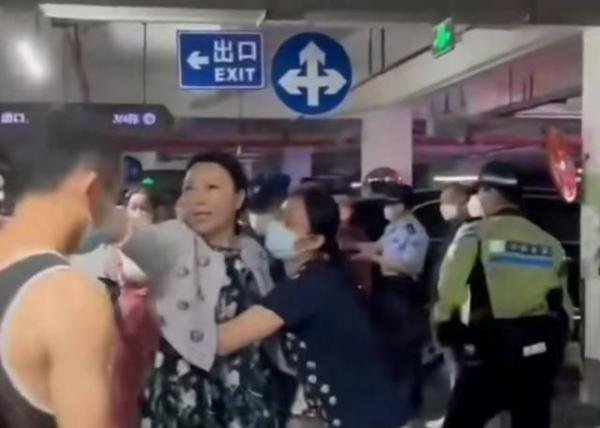 深圳“宾利姐”被扒，从海归名媛到单身富婆，网友：2000块内裤是壕