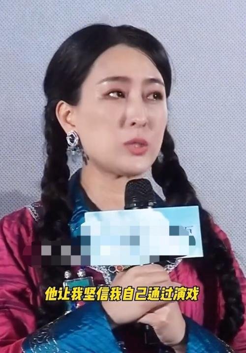 马苏活动现场动情落泪！说话哽咽眼眶发红，一旁陈宝国眼神引争议