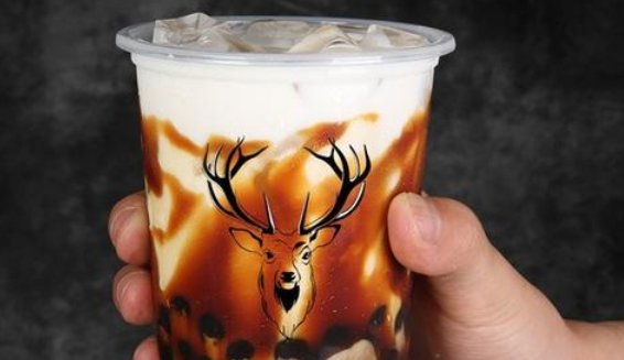 网友称“鹿角巷冲泡奶茶杯底现脏手套”！消费者的食品安全该如何保障？