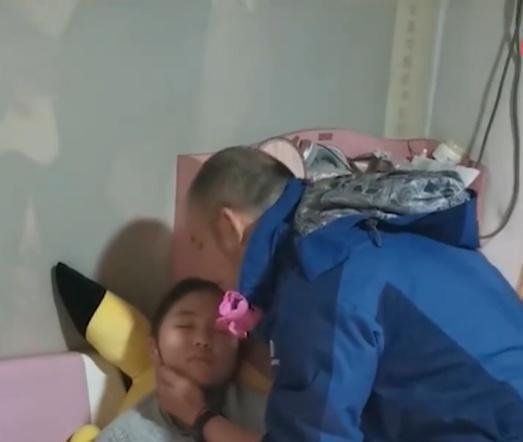 成都父亲摆摊照顾因病沉睡女儿12年_父亲坚信她是童话里的睡美人等待王子的呼唤