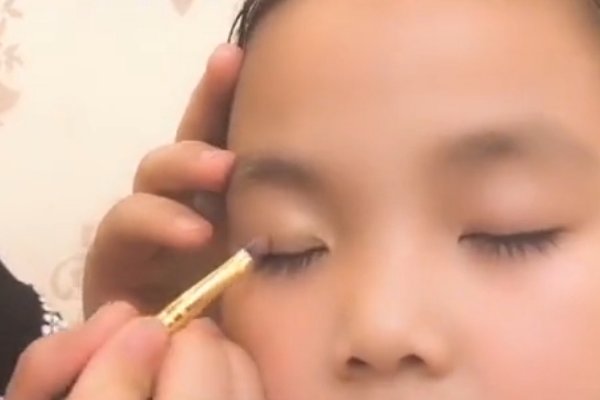 孩子舞台妆怎么画
