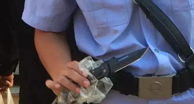 上海一男子街头持刀伤人，引发冲突的主要原因是什么？