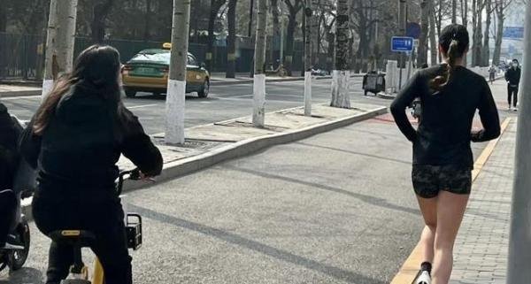 谷爱凌玩疯了!跑马拉松逛商场却没空领奖,国际雪联这波操作绝了