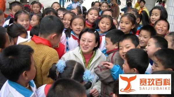 误诊让她无法站立，29岁成中国第一位坐轮椅的女博士，43岁官至副部级！