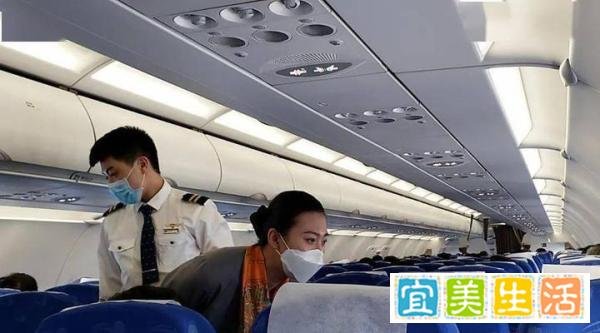 离谱!女子凌晨4点被短信告知航班提前起飞,航空公司:会补偿!
