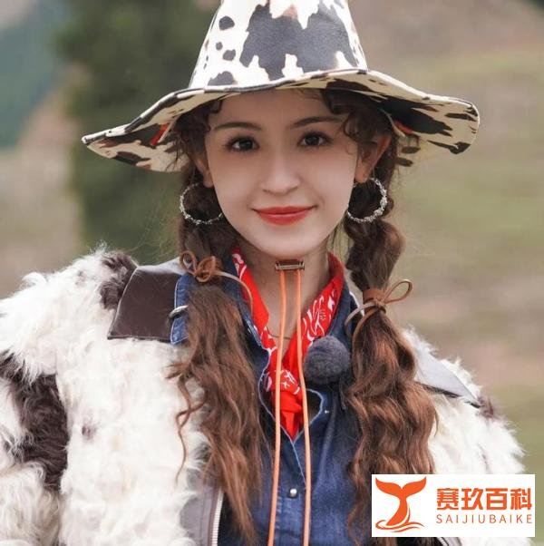 哈尼克孜恋情曝光，与神秘高个子男子甜蜜牵手