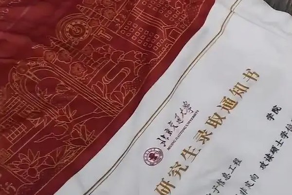 低调炫耀！男生将录取通知书印毯子上，网友对其举动作何评价？