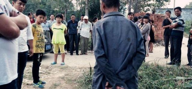 河南安阳杀人案:30岁女子遇害,为何吃瓜群众看热闹也被抓判死刑呢?