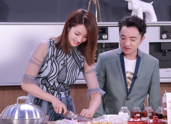 漂亮优秀的李亚男为什么会选择了其貌不扬的王祖蓝?