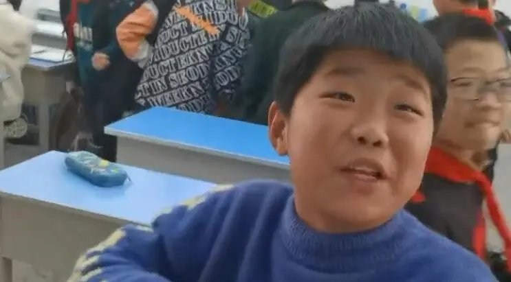 男孩为让舅舅脱单欲让老师变舅妈,孩子们的想法有多天真?