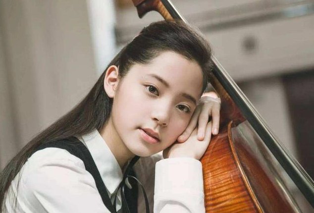 欧阳娜娜送定制吉他，张子枫放两人合照，两人的姐妹情是真的吗？