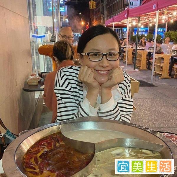 跟富二代离婚后，女神陈法拉嫁给外国人，素颜街边吃火锅不顾形象