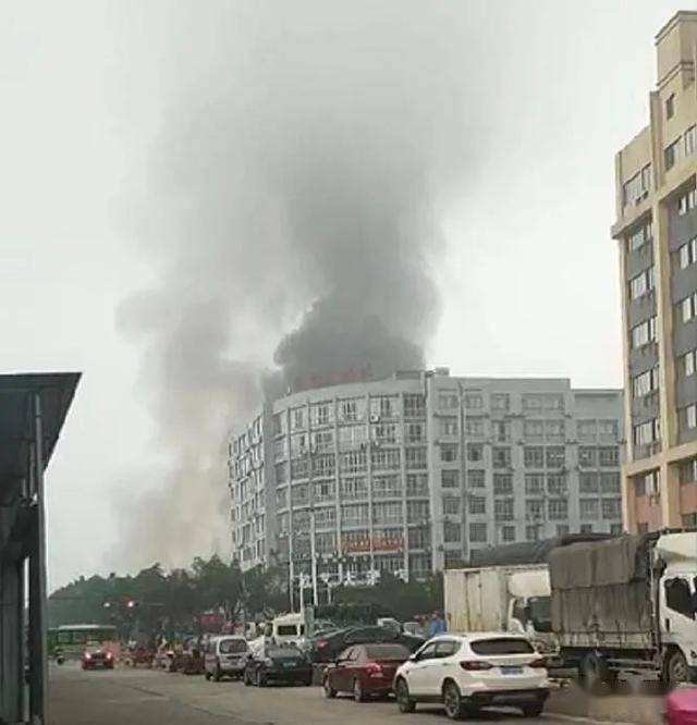 广州番禺区大龙清河市场一店铺发生火情，现场情况如何？