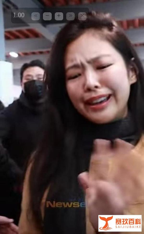 BLACKPINK Jennie机场受伤，人潮拥挤秩序失控，被粉丝送信割伤手