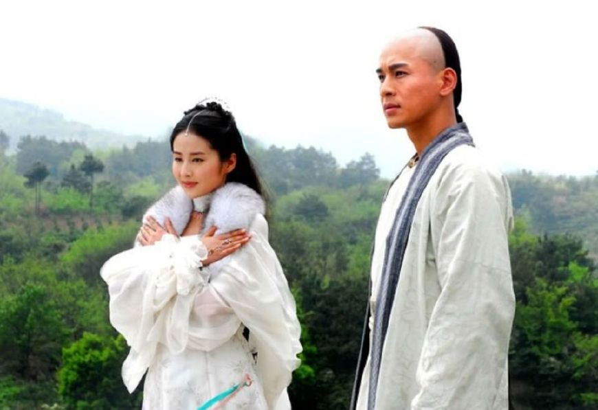 爱上姐姐霍青桐,却去追求妹妹喀丝丽,陈家洛到底是怎么想的?